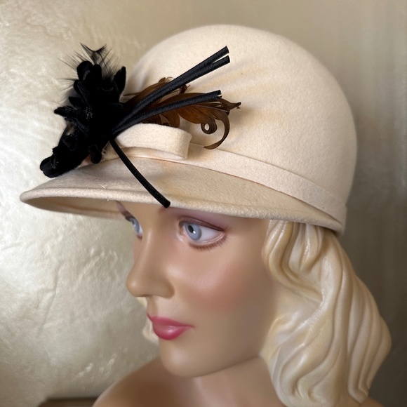 JAUNTY 1960s\' WINTER WHITE FELT CAP WITH BLACK & BROWN FEATHER TRIM main image 8